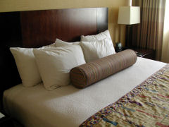 ホテルのベッドに並べられた五つの枕