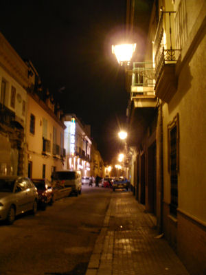 夜の通りの風景。味わいはあるが，犯罪もおきやすそうな雰囲気。
